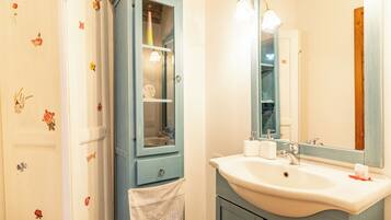 Douche, sèche-cheveux, serviettes fournies