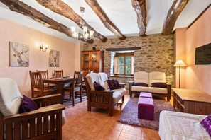 Televisión y chimenea 