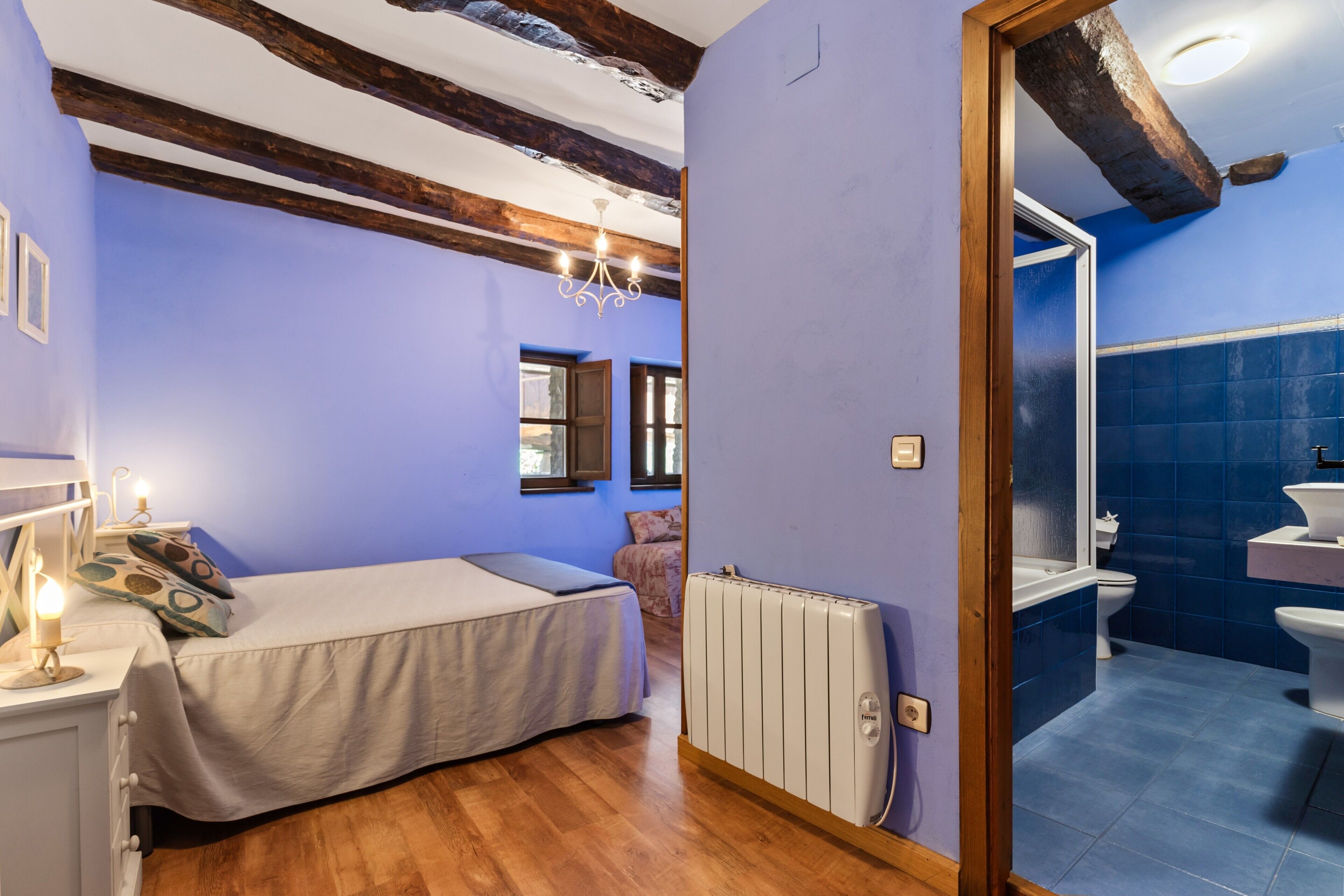 5 habitaciones, tabla de planchar con plancha y wifi gratis 