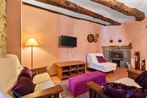 TV, fireplace - Holiday Home 'Lago Gabriel' with Mountain View, Private Terrace and Wi-Fi (Villar de Posada)