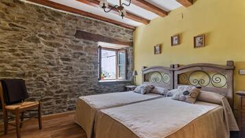 5 bedrooms, iron/ironing board, free WiFi, bed sheets