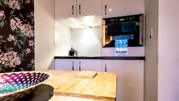 Fridge, microwave, oven, cookware/dishes/utensils