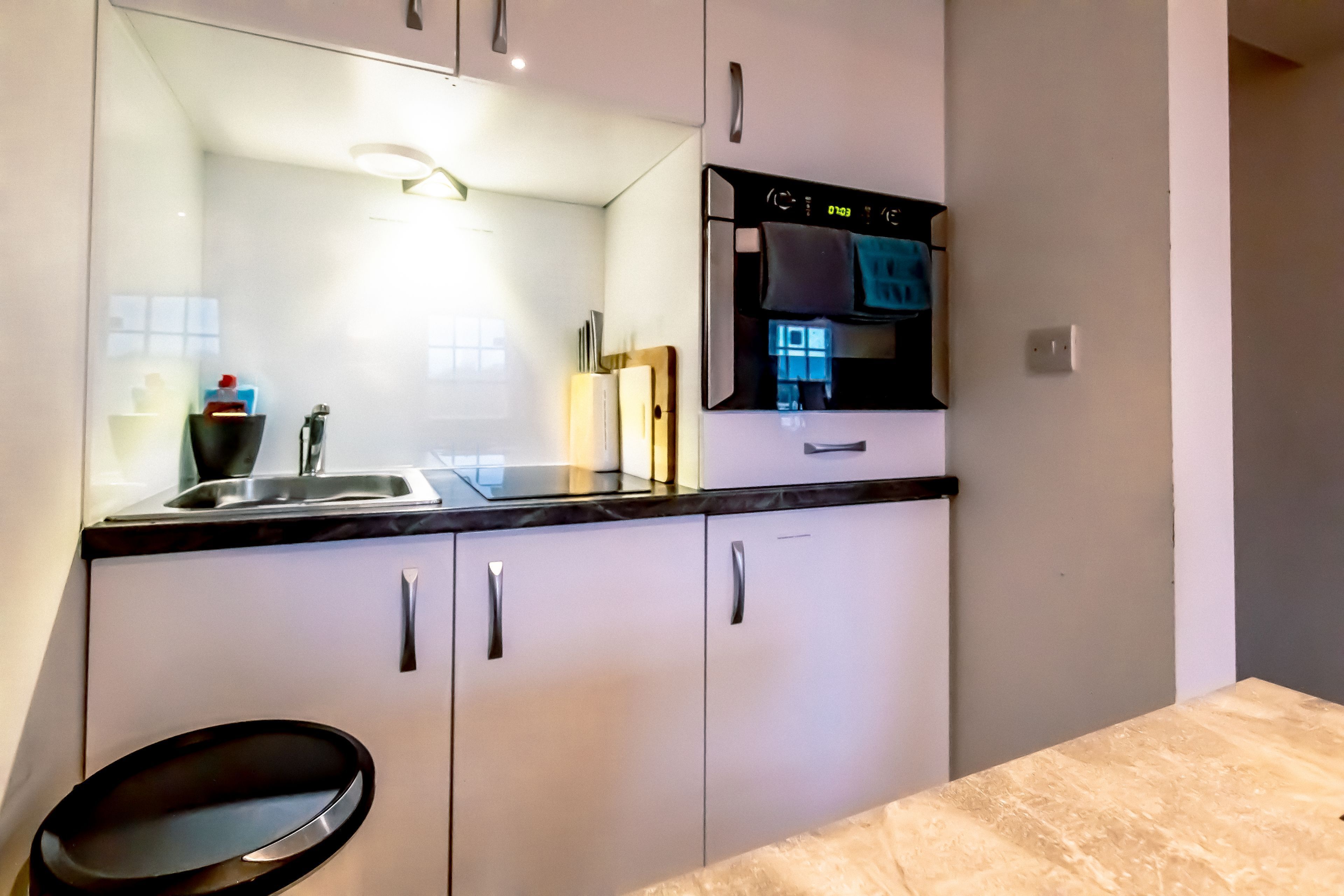 Jääkaappi, mikroaaltouuni, uuni, keittoastiat/astiat/ruokailuvälineet