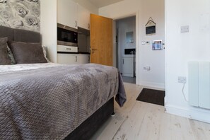 1 bedroom, iron/ironing board, free WiFi, bed sheets - 2 Domus House Studio -  a studio that sleeps 2 guests  in 1 bedroom (Chester)