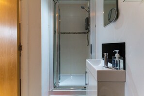 Bathroom - 2 Domus House Studio -  a studio that sleeps 2 guests  in 1 bedroom (Chester)