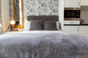 1 bedroom, iron/ironing board, free WiFi, bed sheets - 2 Domus House Studio -  a studio that sleeps 2 guests  in 1 bedroom (Chester)