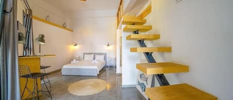 Kolmen hengen deluxe-huone, kaupunkinäköala | Tallelokero huoneessa, pimennysverhot, äänieristys, silitysrauta/-lauta