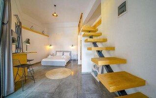 Kolmen hengen deluxe-huone, kaupunkinäköala | Tallelokero huoneessa, pimennysverhot, äänieristys, silitysrauta/-lauta