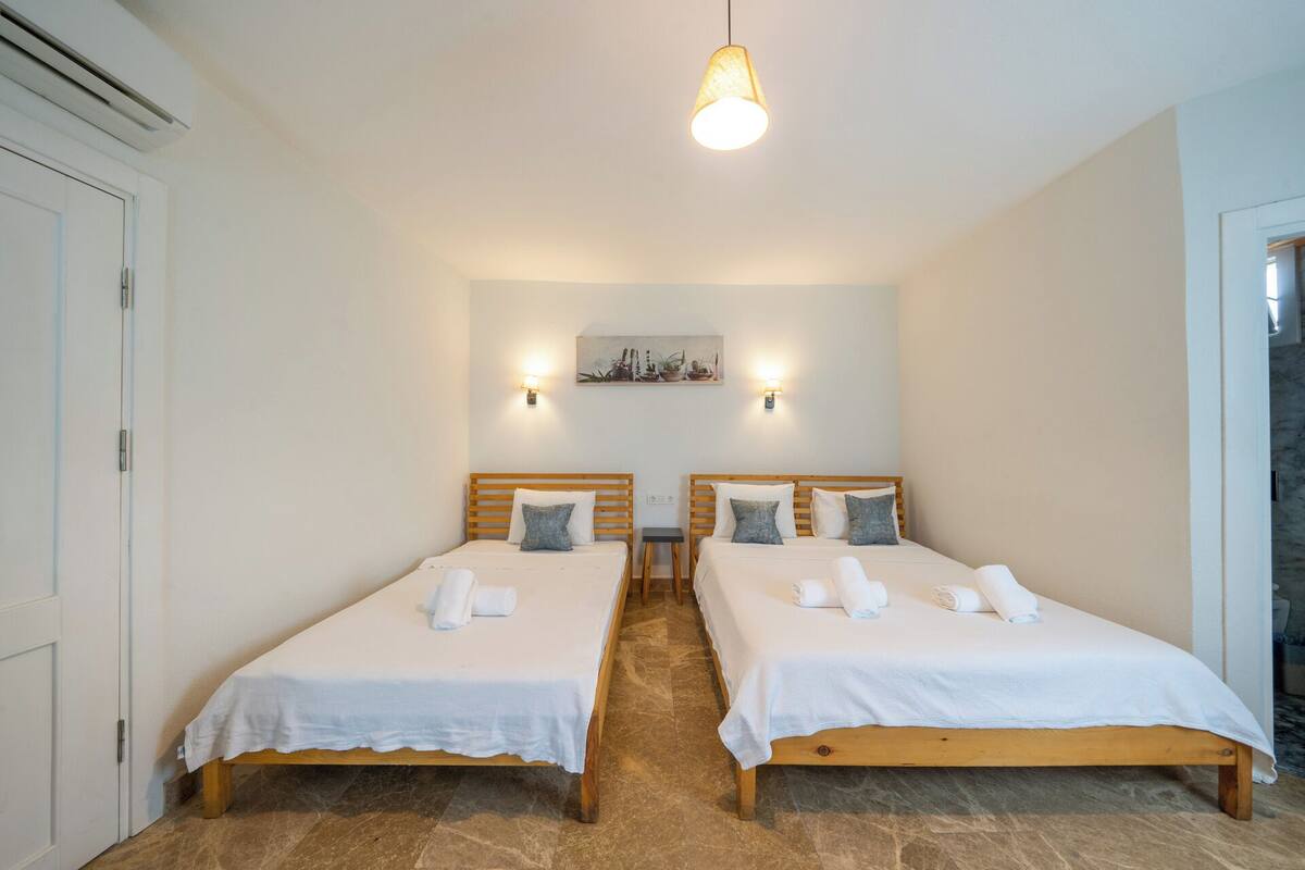 Deluxe-Dreibettzimmer, Stadtblick | Zimmersafe, Verdunkelungsvorhänge, schallisolierte Zimmer