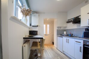 Fridge, microwave, oven, dishwasher - Moray Court - a studio that sleeps 2 guests in 1 bedroom (Chester)