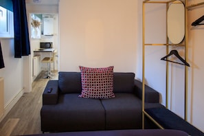 Smart TV - Moray Court -  a studio that sleeps 2 guests  in 1 bedroom (Chester)