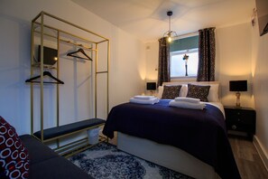 1 bedroom, iron/ironing board, free WiFi, bed sheets - Moray Court -  a studio that sleeps 2 guests  in 1 bedroom (Chester)