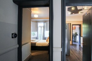 5 habitaciones, tabla de planchar con plancha y wifi gratis 