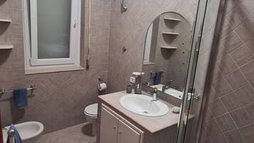Doccia, asciugacapelli, bidet, asciugamani