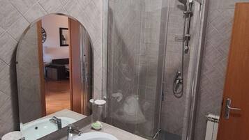 Doccia, asciugacapelli, bidet, asciugamani