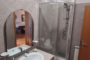 Dusche, Haartrockner, Bidet, Handtücher