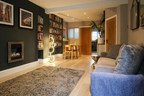 Een smart-tv en boeken