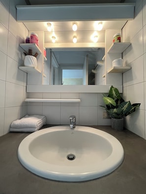 Dusche, Haartrockner, Bidet, Handtücher