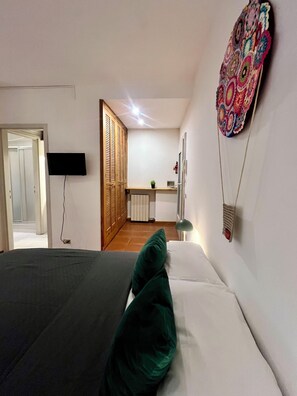 1 habitación, tabla de planchar con plancha, wifi y ropa de cama