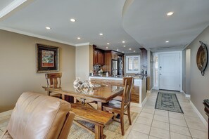 Dining - Sunset Rentals | Island Club 5502 (Hilton Head Island)