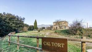 A rustic wooden sign with 'CAL TORT' and the year '1850' indicating a historical site.