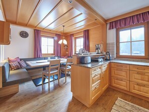 Appartement Deluxe, vue sur la montagne | 3 chambres, rideaux d’obscurcissement, système d’insonorisation