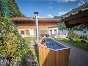 Deluxe Apartment, Mountain View | Deep-soaking bathtub