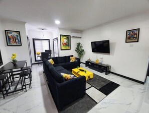 Smart TV - illuminated Retreat
(Kingston)