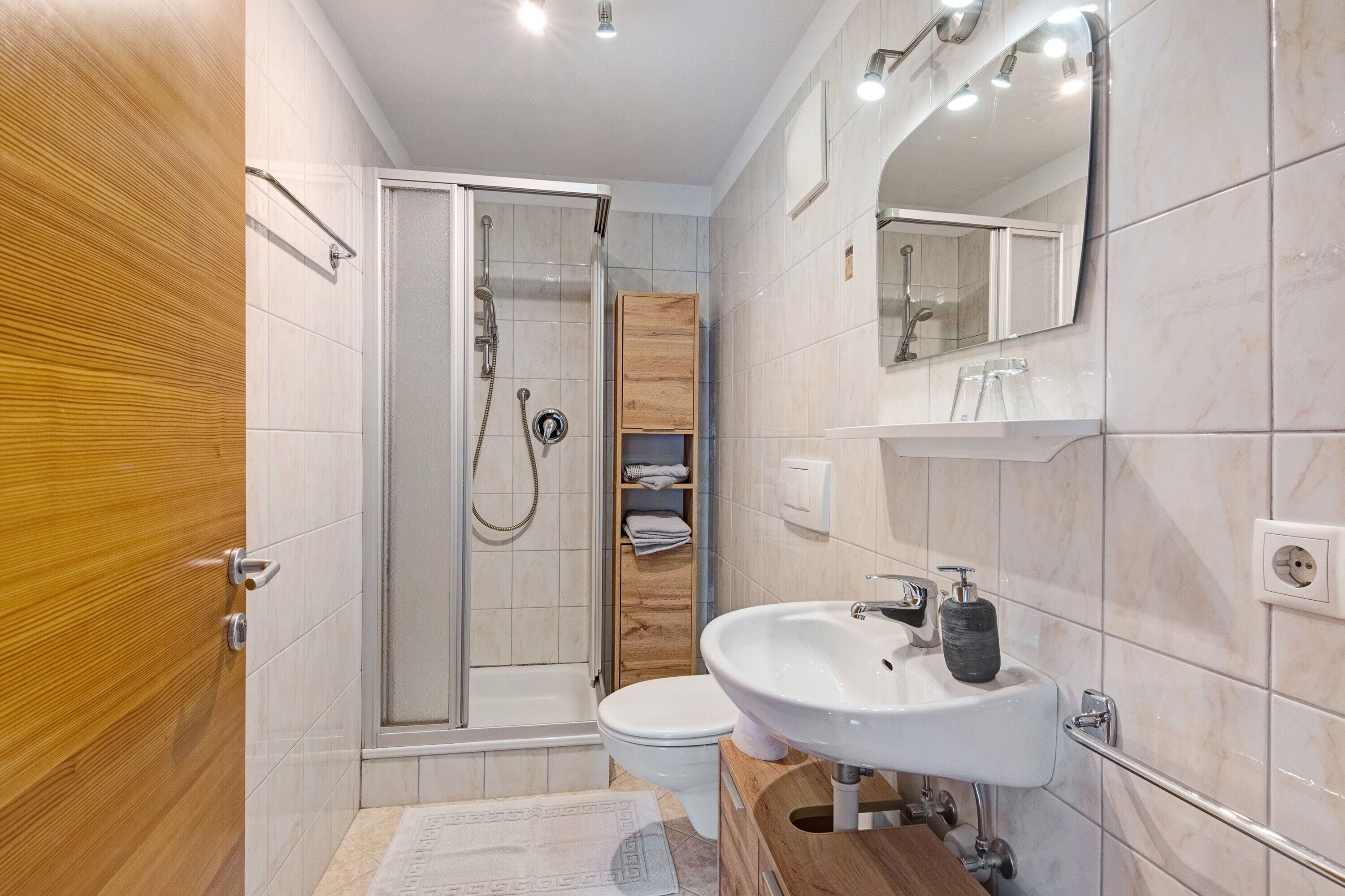 Dusj, hårføner og håndklær