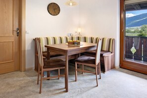 Outdoor dining - Apartment 'Pink Lady' with Mountain View, Shared Terrace and Wi-Fi (Ciardes)
