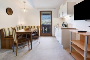 Dining - Apartment 'Pink Lady' with Mountain View, Shared Terrace and Wi-Fi (Ciardes)