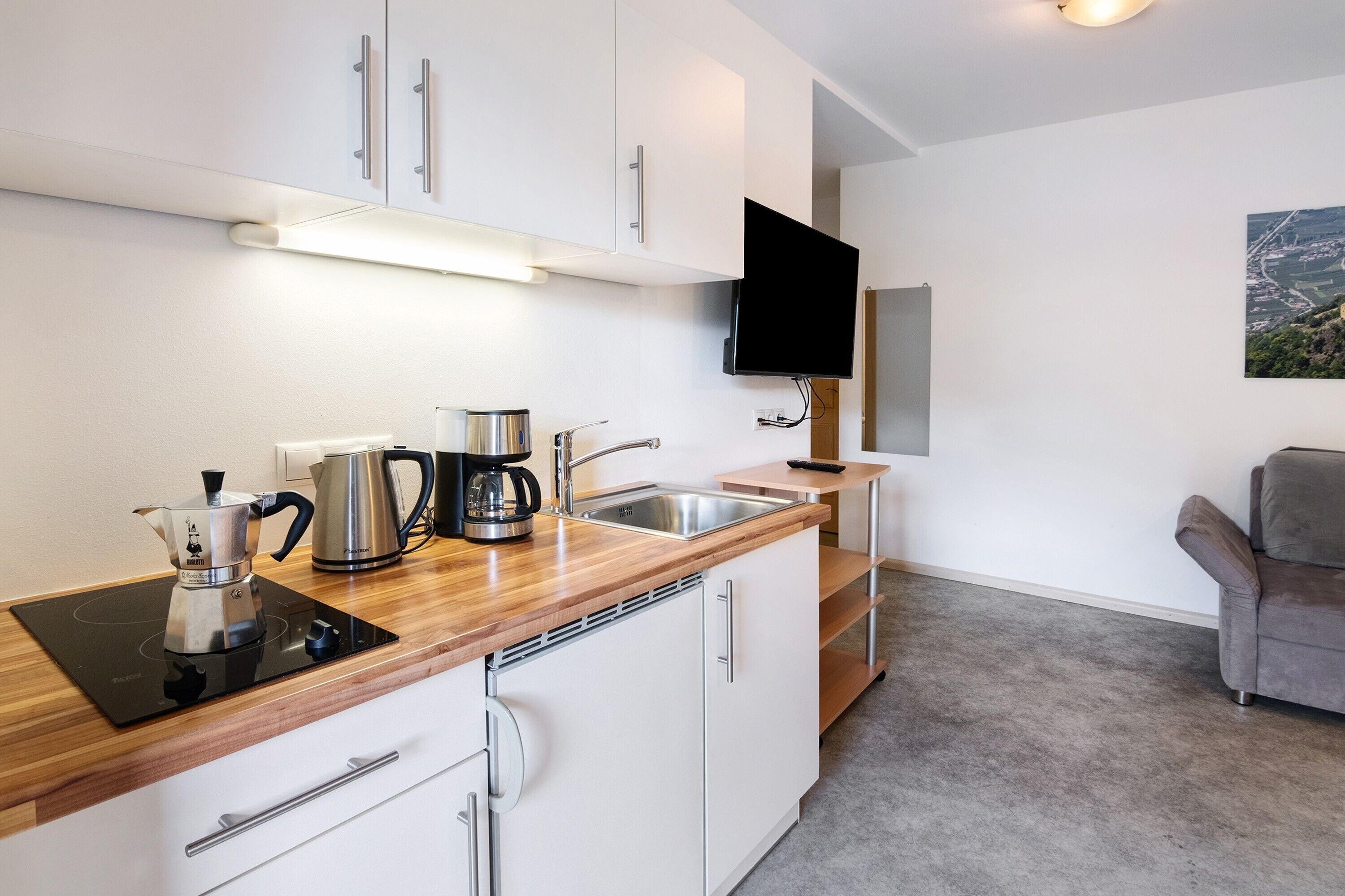 Kühlschrank, Herdplatte, Wasserkocher mit Kaffee-/Teezubehör