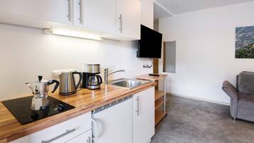 KĂŒhlschrank, Herdplatte, Wasserkocher mit Kaffee-/Teezubehör