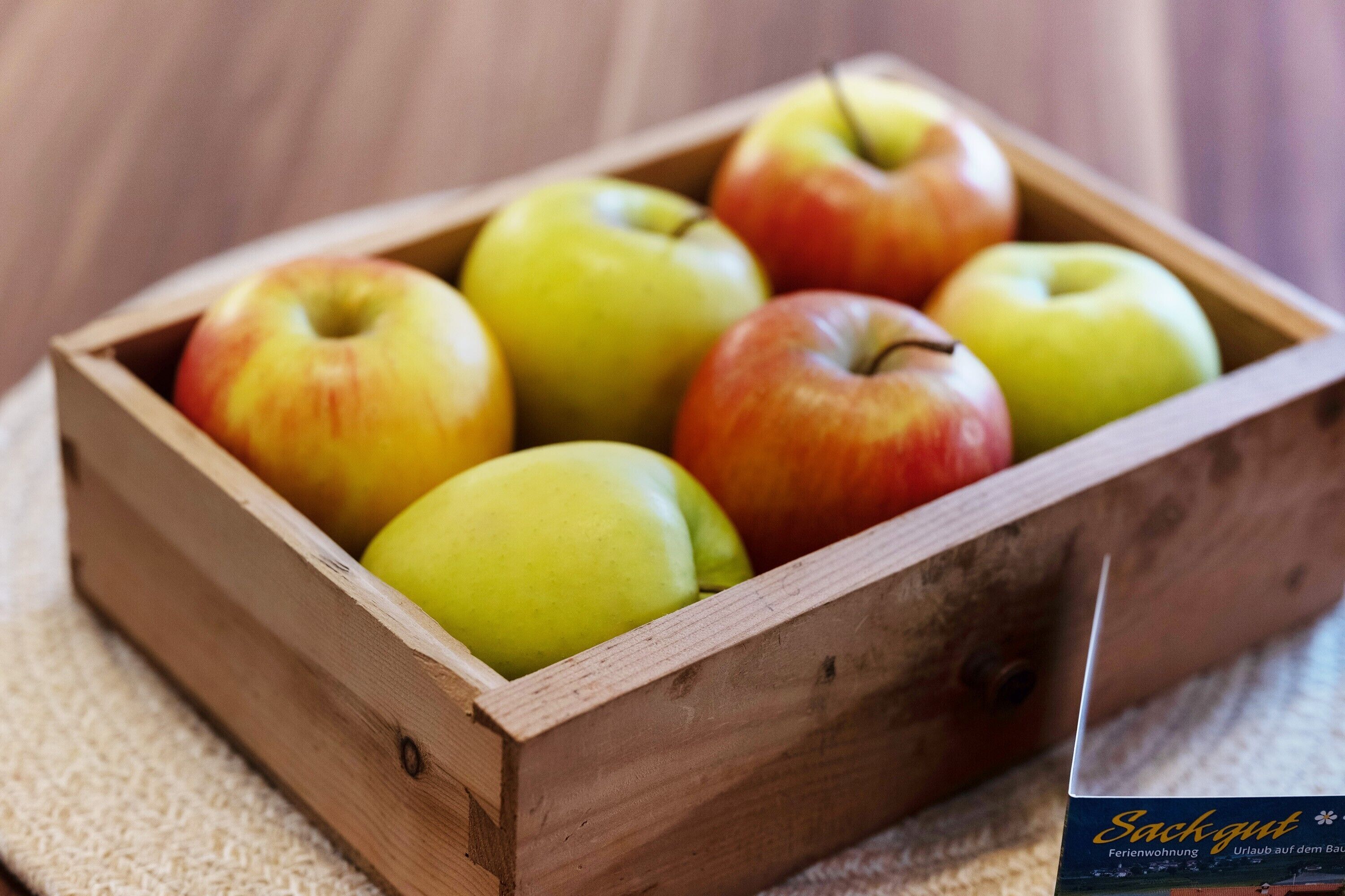 Een houten kist gevuld met appels.