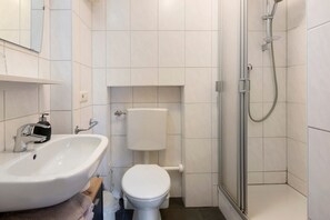 Shower, hair dryer, towels - Room 'Golden' with Mountain View, Shared Terrace and Wi-Fi (Ciardes)