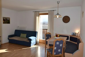 Dining - Apartment 'Stark Groß' with Mountain View, Shared Terrace and Wi-Fi (Ciardes)