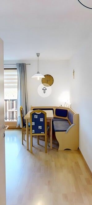 A dining area with a table, chairs, and a built-in bench. - Apartment 'Stark Groß' with Mountain View, Shared Terrace and Wi-Fi (Ciardes)