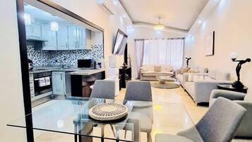 Deluxe Condo, 2 Bedrooms, Golf View | Dining room