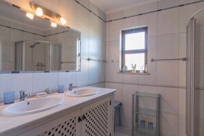 Douche, serviettes fournies