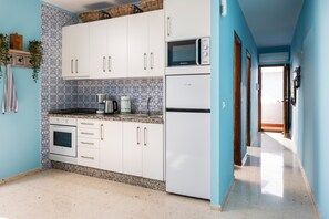 Wasserkocher mit Kaffee-/Teezubehör, Kühlschrank, Mikrowelle, Ofen