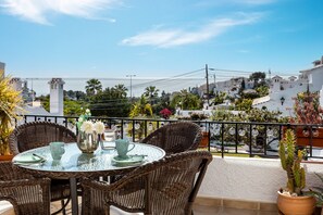 Outdoor dining - Apartment 'Sea View Capistrano Village' with Sea View, Wi-Fi and Air Conditioning (Nerja)