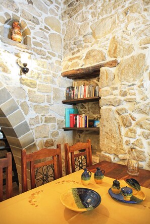 Dining - Villa Radamanthis - a combination of tradition and luxury - nature (Kalamaki)