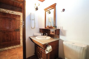 Séchoir à cheveux, serviettes fournies, savon, papier de toilette