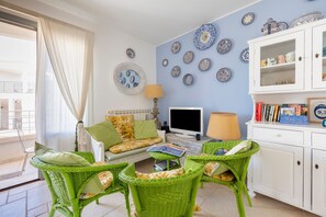 TV - Holiday Home 'Le Terrazze Otranto 4' with Shared Terrace, Wi-Fi and Air Conditioning (Otranto)