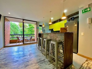 Réfrigérateur, micro-ondes, plaque de cuisson