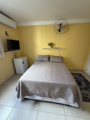 2 habitaciones, escritorio, tabla de planchar con plancha y wifi gratis 
