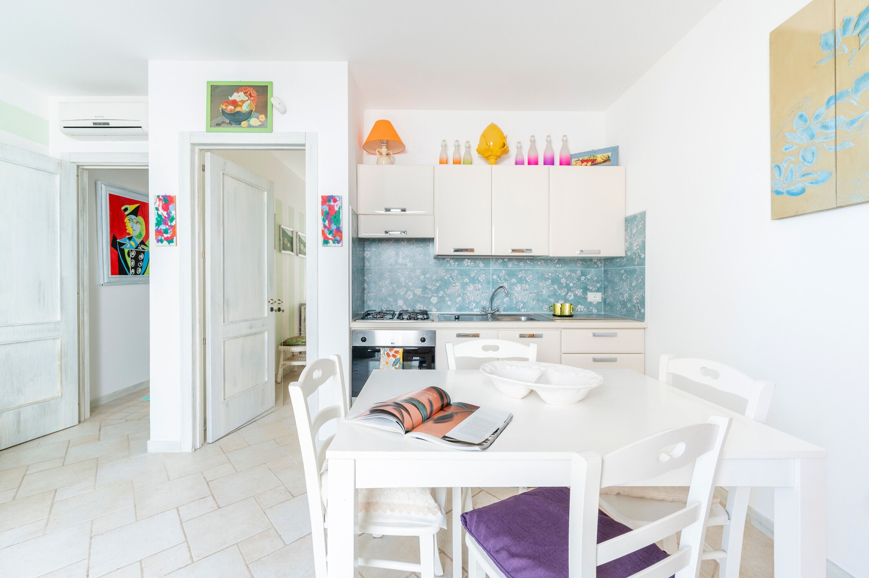 Kühlschrank, Ofen, Herdplatte, Wasserkocher mit Kaffee-/Teezubehör