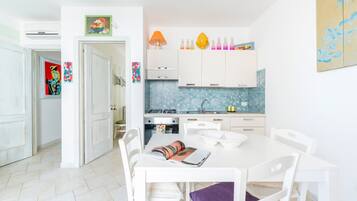 Réfrigérateur, four, plaque de cuisson, cafetière/bouilloire