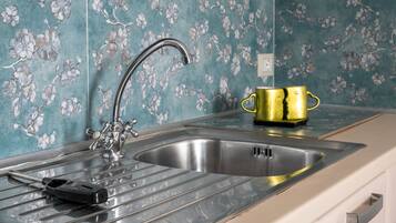 Kühlschrank, Ofen, Herdplatte, Wasserkocher mit Kaffee-/Teezubehör