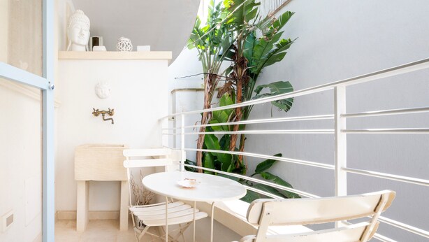 A balcony with a white metal railing, a small round table, two white chairs, a white bench, and a potted plant. - Holiday Home 'Le Terrazze Otranto 2' with Shared Terrace, Wi-Fi and Air Conditioning (Otranto)
